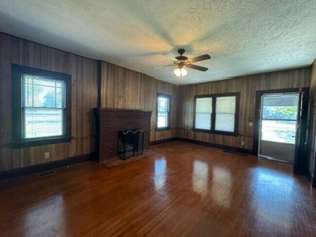 Building Photo - Charming 2 Bedroom Home Available - Unfini...