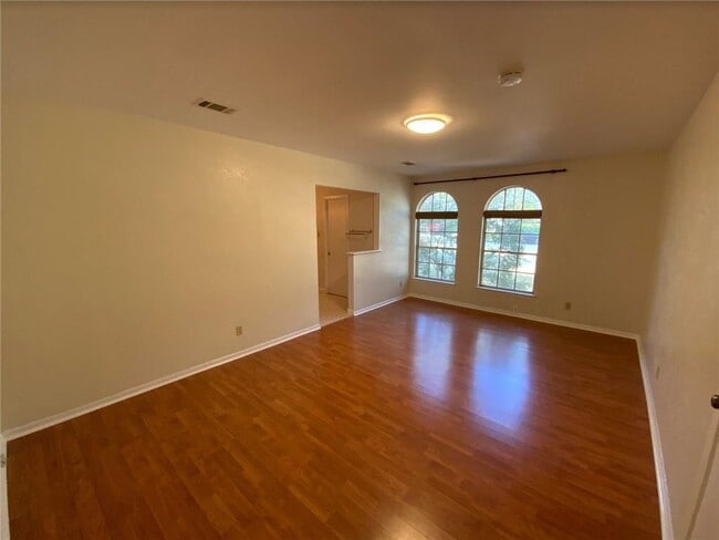 Foto del edificio - 1311 Cardinal Hill Dr