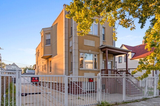 Foto del edificio - 2028 N Hamlin Ave