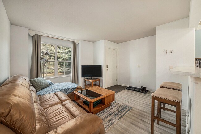 Foto del edificio - 3 Bed | 3.5 Bath | Modern & Spacious Townhome