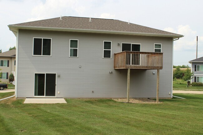 Foto del edificio - 4 bed/3 bath Split-foyer. Great Location!