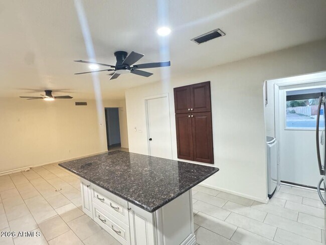 Building Photo - 4816 S Taylor Dr