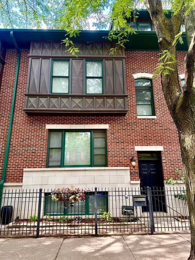 Building Photo - 3122 N Paulina St