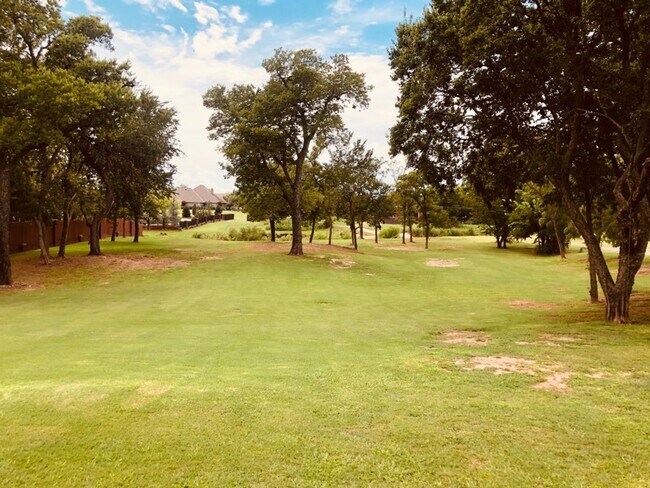 Foto del edificio - 4 bed + office + Bonus room/2nd Living upstairs, 3 bath on 2+ Acres in Moore Schools !