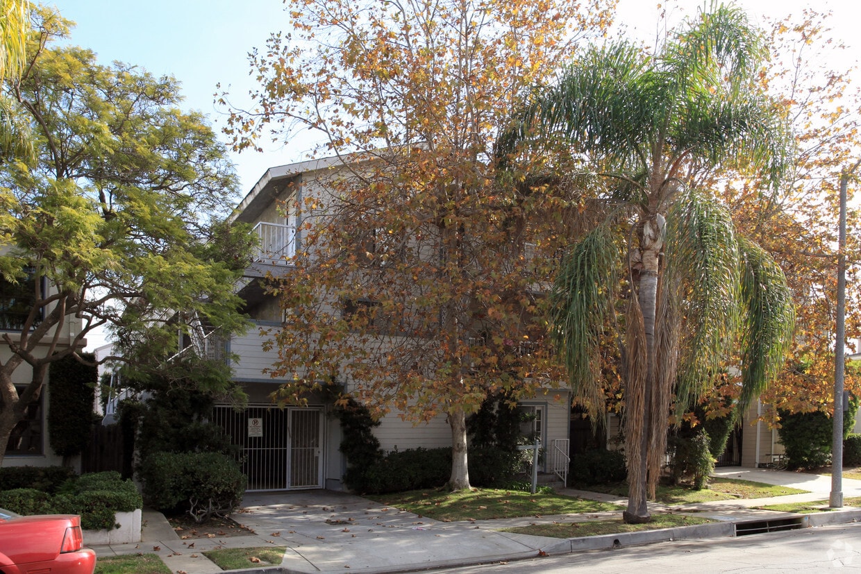 Primary Photo - 1026 Roswell Ave
