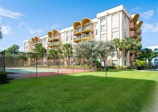 Building Photo - 9310 Fontainebleau Blvd