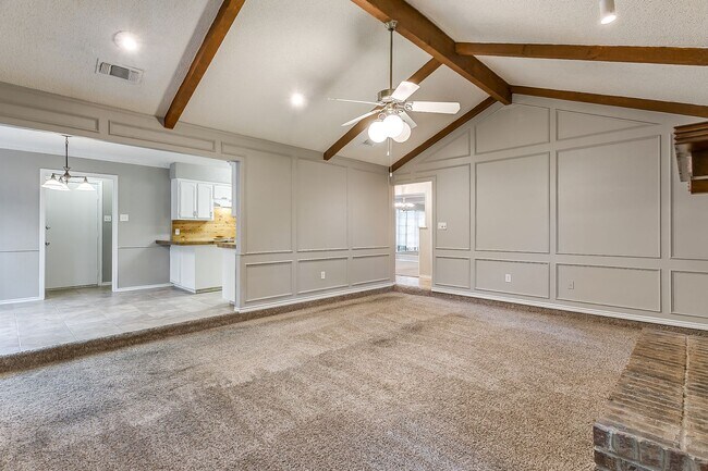 Building Photo - Spacious Home in great location!