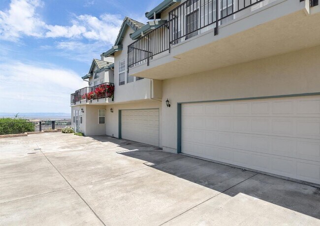 Foto del edificio - Stunning Remodeled 2BR/2BA Garage Laundry Fireplace