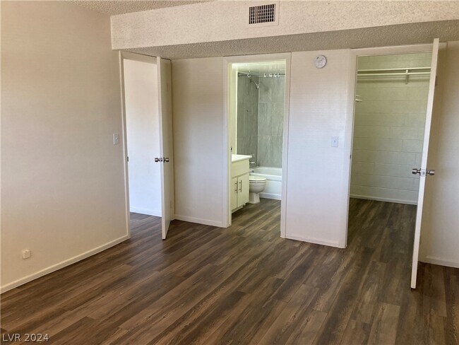 Building Photo - 585 S Royal Crest Cir