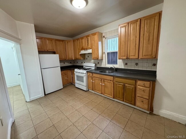 Building Photo - 27-24 Gillmore St