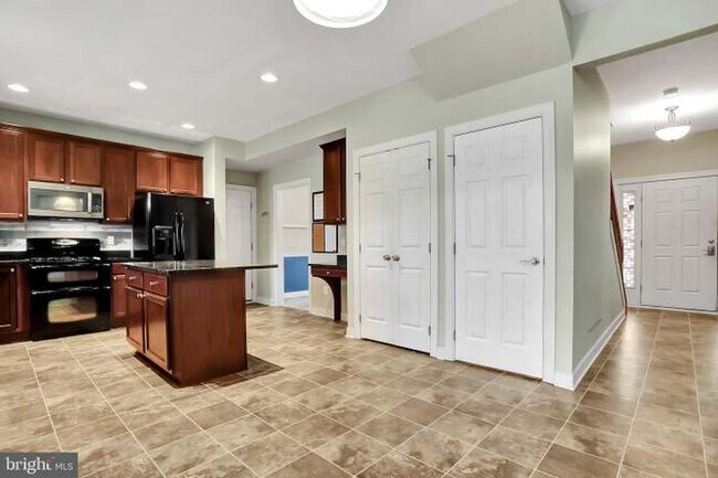 Building Photo - 515 Waterdale Dr