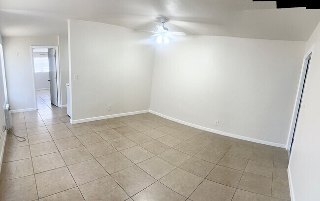 Foto del edificio - LARGE NEWLY RENOVATED APARTMENTS