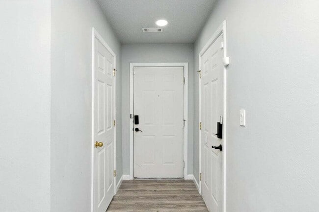 Building Photo - Charming 3-Bed, 2-Bath Townhome!