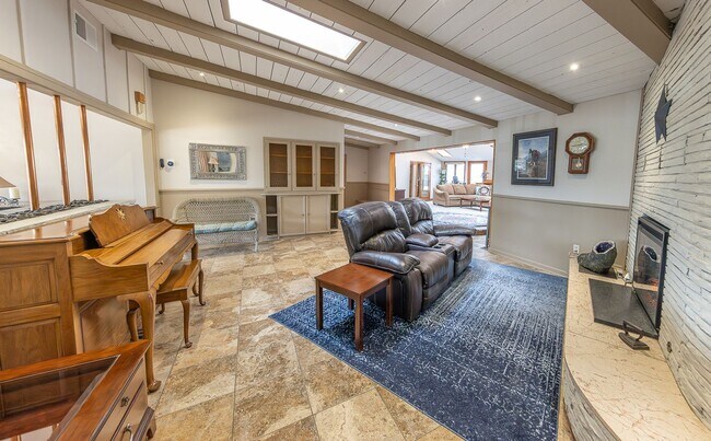 Foto del edificio - Stunning 4 Bed 3 Bath with a Pool!