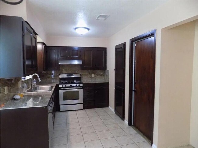 Foto del edificio - 8402 Leesburg Cir