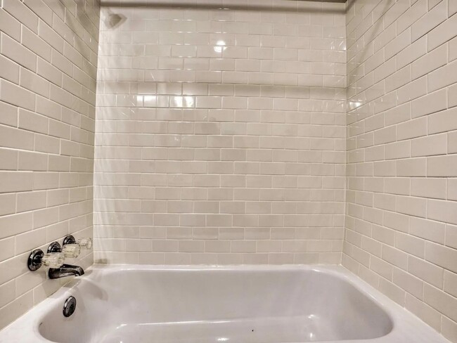 Building Photo - 530 S Bond St