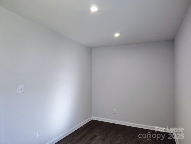 Foto del edificio - 8031 Sinnet Pl