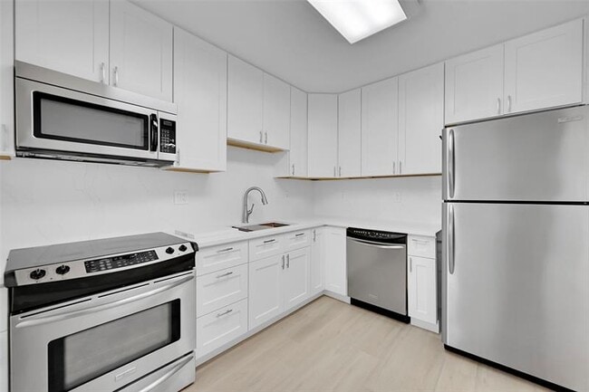 Building Photo - 2801 N Palm Aire Dr