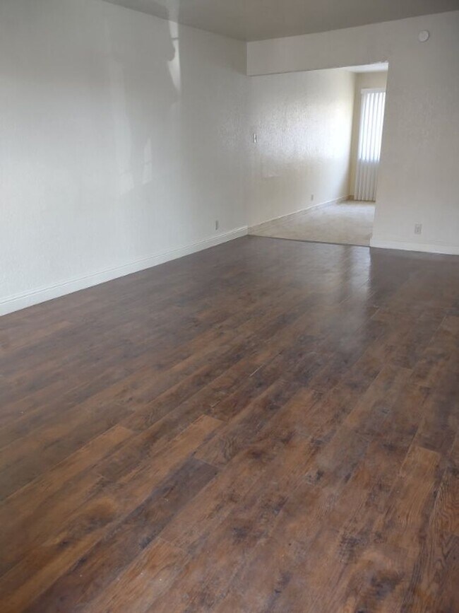 Foto del edificio - Refurbished 2bd Apartment in 4-Plex Building