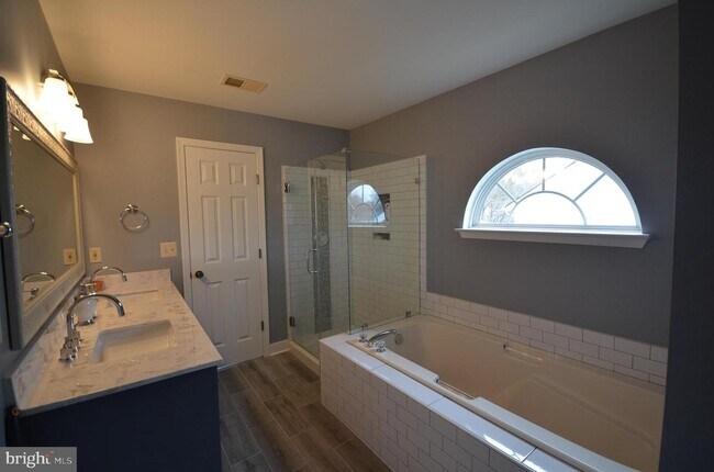 Building Photo - 6134 Oaklawn Ln
