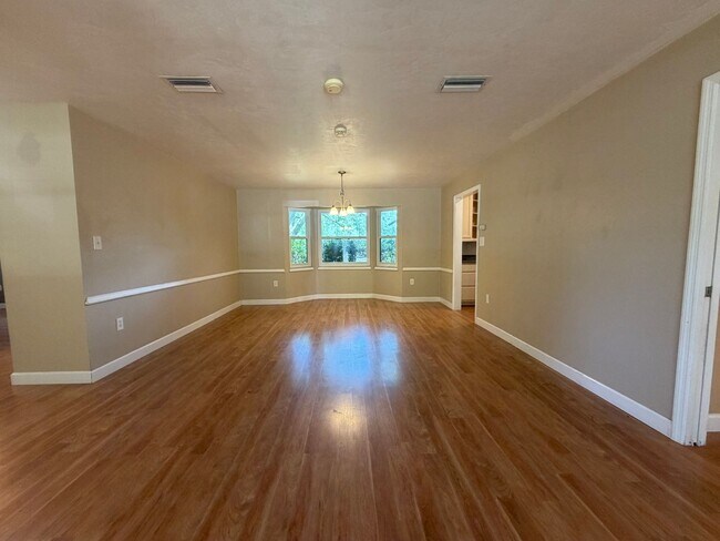 Building Photo - Windward Meadows 3BR/2BA on 1 Acre with Fenced Yard