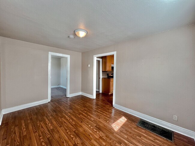 Building Photo - Cozy Home in Downtown Hollister
