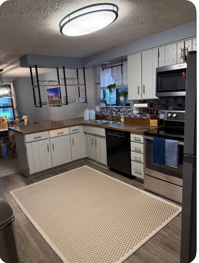 Foto del edificio - 8056 Pebble Creek Ct