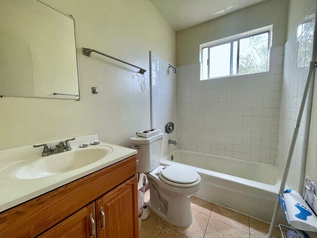 Building Photo - 315 E Avenue 31