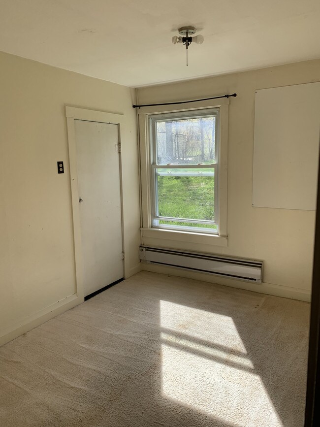Building Photo - Hillview home