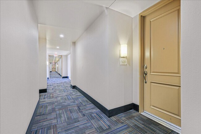 Building Photo - Top level 2 bedroom condo located in guard gated Park Avenue!