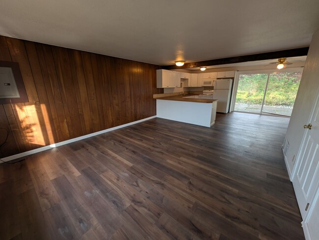 Building Photo - Updated Bremerton Duplex, Close to EVERYTH...