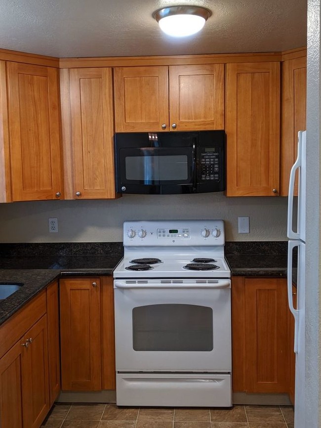 Building Photo - 3 Bedroom Duplex Available in Auburn