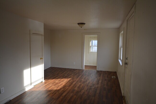 Building Photo - Affordable and adorable 2 bedroom for you!
