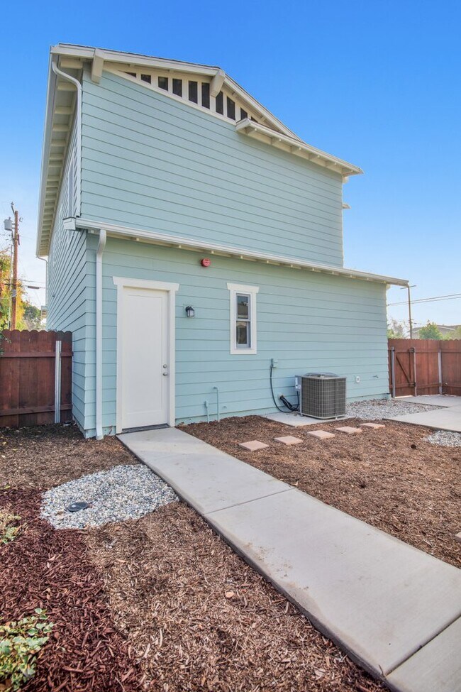Building Photo - 202 N Lincoln Ave