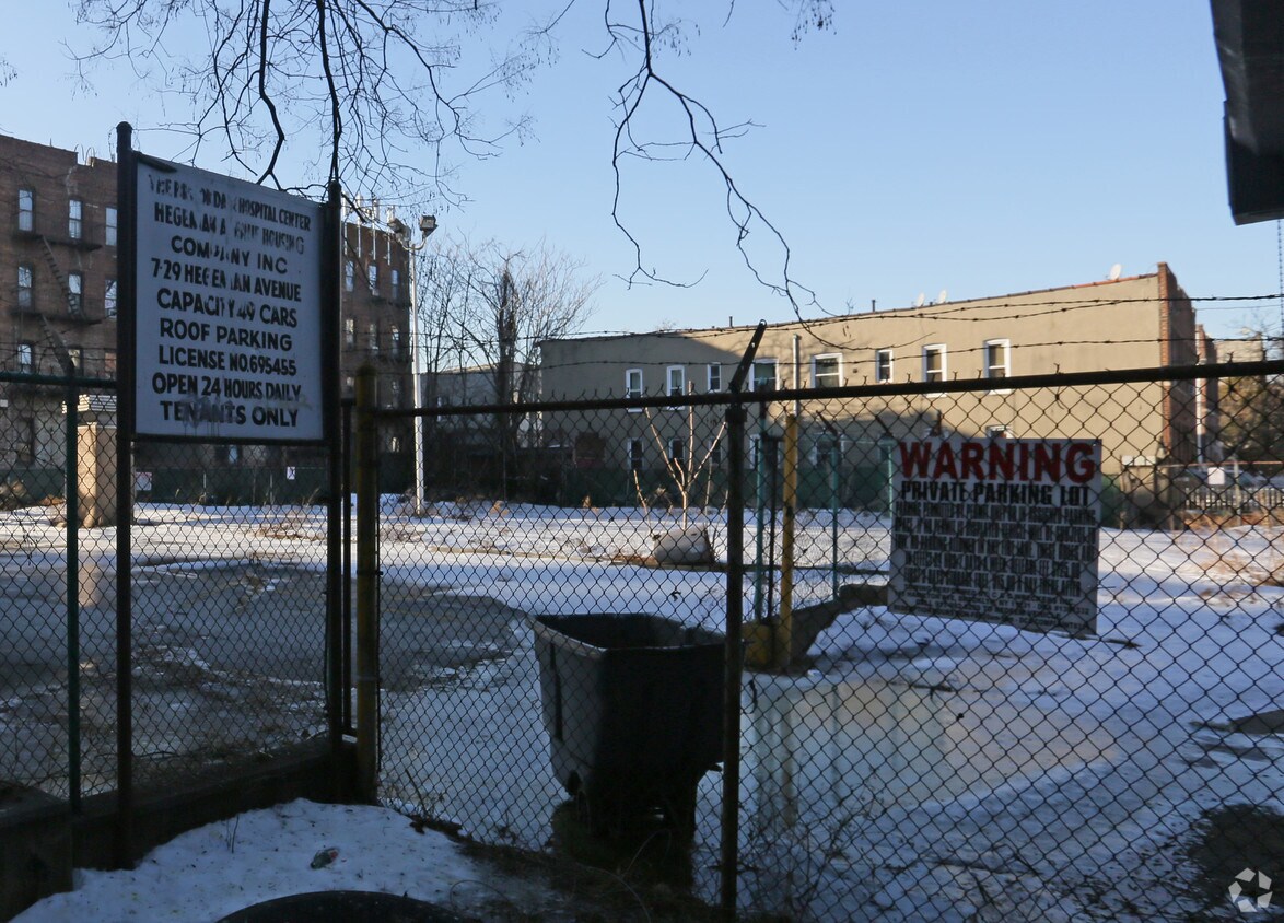Building Photo - 556 Amboy St