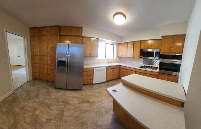 Building Photo - 5 Bedroom 3 bathroom in close proximity to...