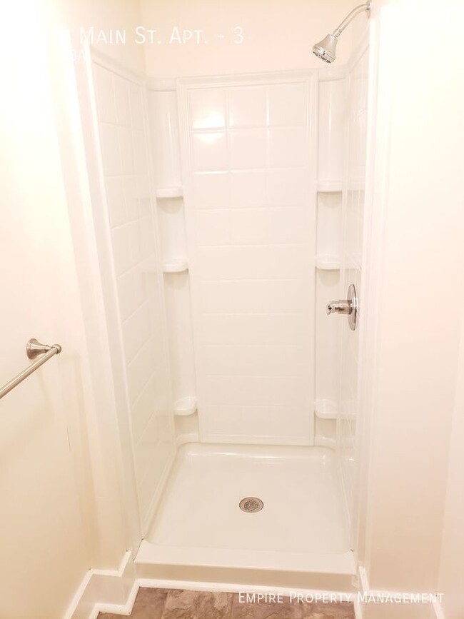 Building Photo - 1st Floor: 1 Bedroom/ 1 Bathroom Apartment...
