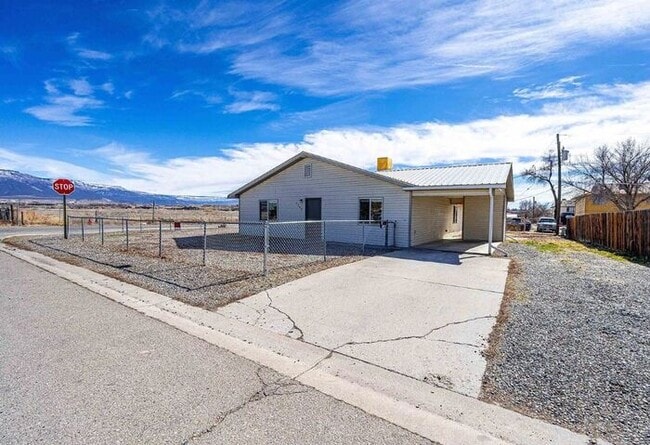 Photo - For Rent – Spacious 3 Bed / 2 Bath Duplex House