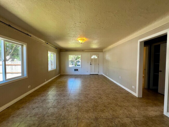 Foto del edificio - Non-Refundable & Security Deposit Total: $2500.00