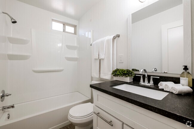 2 habitaciones, 1 baño - 800 pies cuadrados - Baño - Papago View Apartments