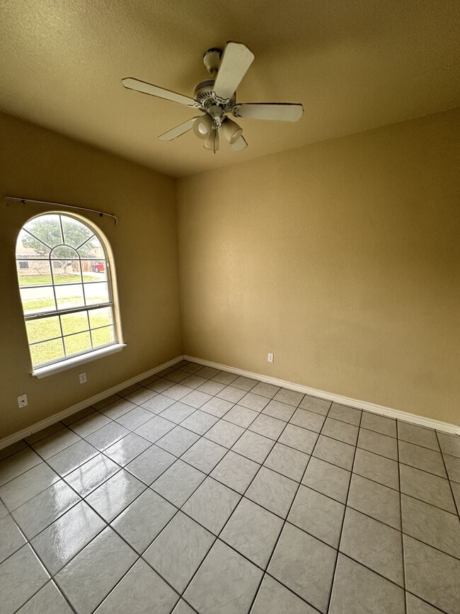 Building Photo - 2038 Lindburgh Cir
