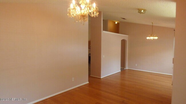 Building Photo - 2037 Hollington Dr