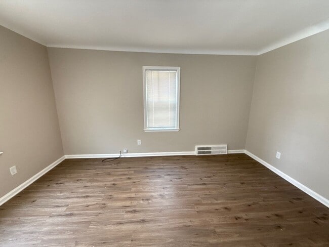 Building Photo - Renovated 3-Bedroom Home  We Welcome Secti...