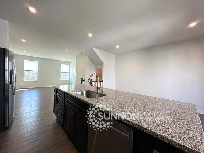 Building Photo - Spacious 3-Bedroom Townhome in a Prime Loc...