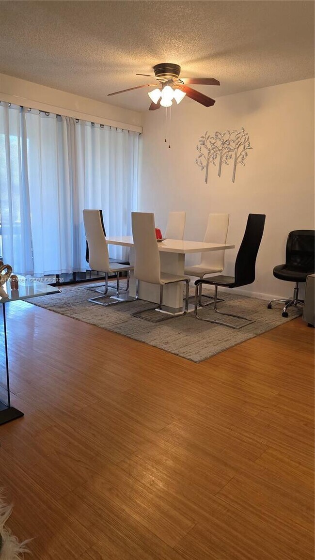 Foto del edificio - 750 NE 199th St