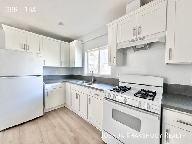 Building Photo - 931-934 W 75th St