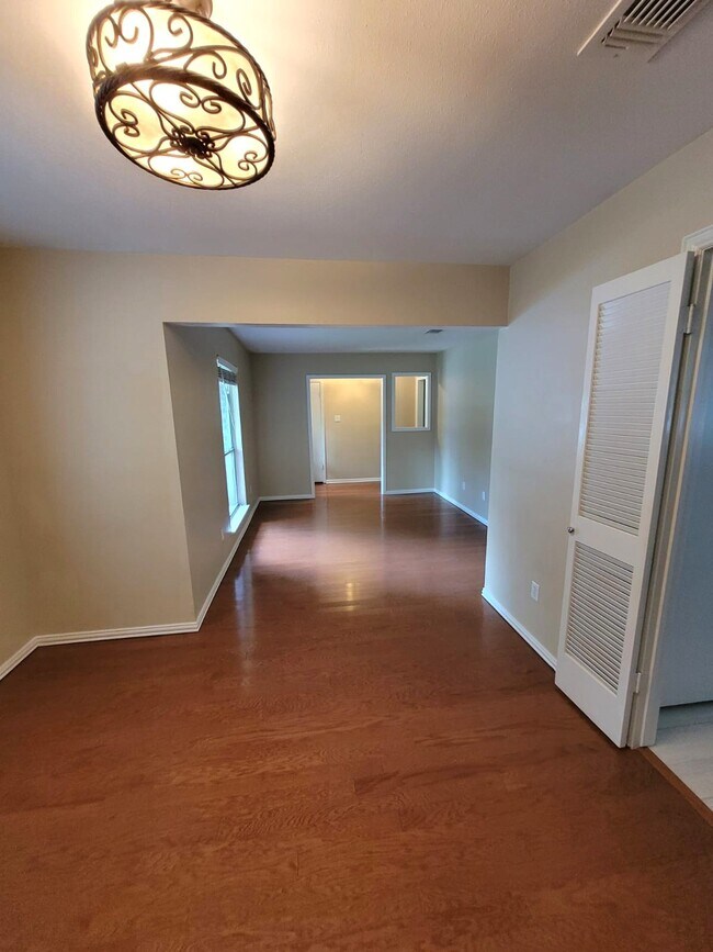 Building Photo - 22 W Broken Oak Ct