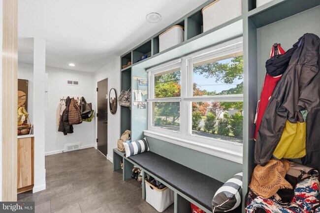 Foto del edificio - 5902 Wilson Ln