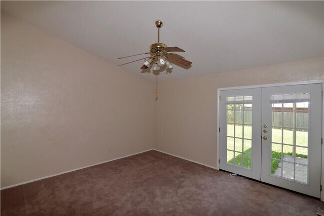 Building Photo - Spacious 3 Bedroom Home Near Town East Mal...