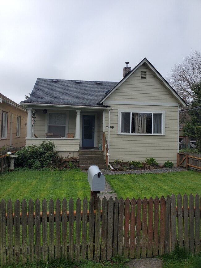 Building Photo - 2609 Monroe St